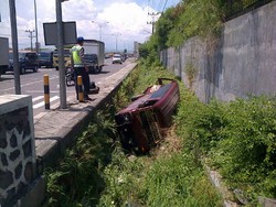 Truk Tronton Tabrak 4 Mobil dan 1 Motor, 9 Orang Dilarikan RS