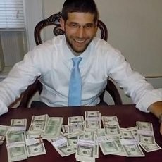 Wuih! Pria AS Temukan Uang Rp 1 M di dalam Meja Bekas yang Dibelinya