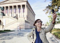 10 Cara Smartphone Merusak Liburan Anda