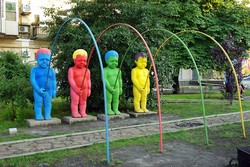 Ups, Ada Patung Bocah Pipis Berwarna-warni di Kiev