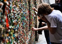 Tembok Permen Karet & 5 Destinasi Paling Aneh di Dunia