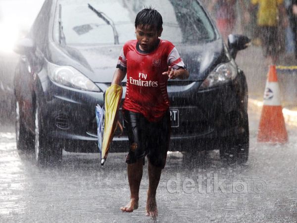Ojek Payung Diguyur Rezeki
