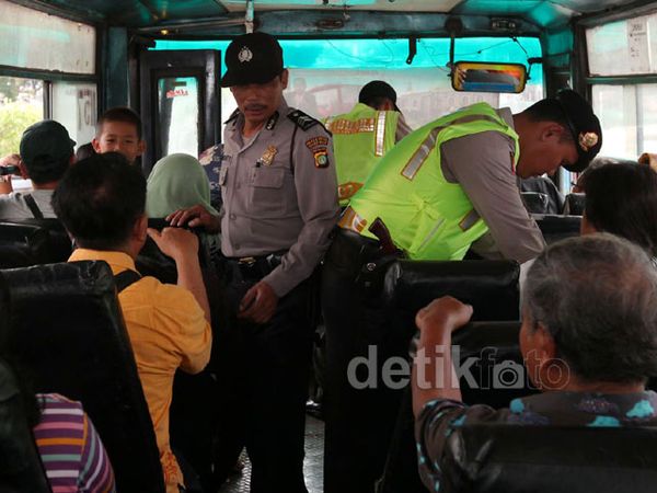 Razia Kejahatan di Dalam Bus