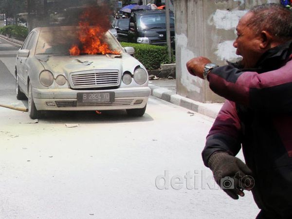 Mercedes Terbakar di Kuningan