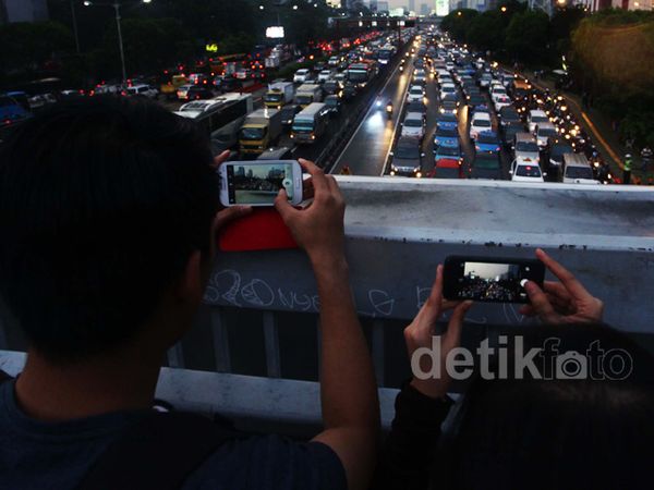 Hujan Reda, Macet Menghadang