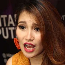 Ayu Ting Ting Seraya Menangis: Apa Salahnya Resepsi?