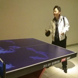 Bermain Ping-pong di Atas Kolam Ikan 