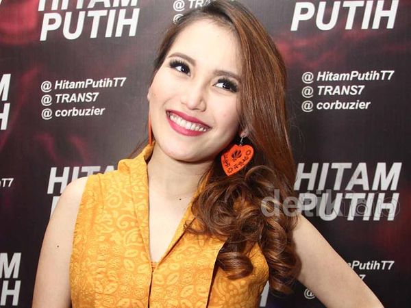 Ayu Ting Ting Tetap Tersenyum