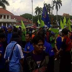 Ribuan Buruh Demo Tuntut UMK Surabaya Tertinggi di Jatim