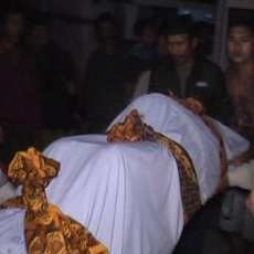 Jenazah Vita Tiba di Rumah Duka Disambut Histeris Ibunda