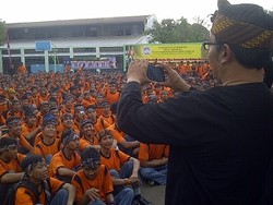 Ridwan Kamil Terharu Lihat 2 Ribu Siswa SMK Pakai Iket Sunda