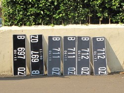 Pelat Nomor Kosong, Pemilik Kendaraan Bikin Sendiri di Pinggir Jalan