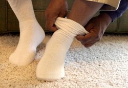 Cara Aman Pakai Alas Kaki untuk Kaki Diabetik