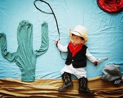 Wanita Ini Ciptakan Dunia Dongeng dengan Memanfaatkan Pose Tidur Anaknya