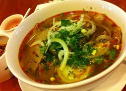monViet: Slruup! Pedas Hangat Semangkuk Bun Bo Hue Asli Vietnam