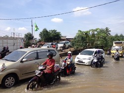Jalan di Depan Kompleks Ciledug Indah Banjir, Macet 2 Km