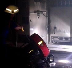 13 Mobil Pemadam Kebakaran Dikerahkan ke Kenari Mas