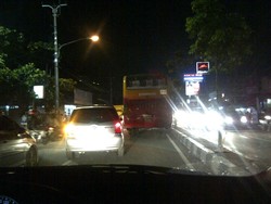 2 Bus TransJ Mogok di Depan Lottemart Ciputat, Lalin Macet Parah