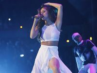 Selena Gomez Seksi di Panggung