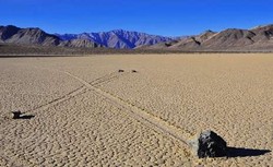 Aneh Tapi Nyata, Batu Jalan Sendiri di Death Valley!