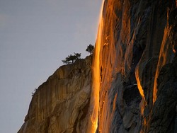 Ajaib! Ada Air Terjun Api di California