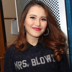 Ayu Ting Ting Adakan Pertemuan Tertutup dengan Keluarga Enji?