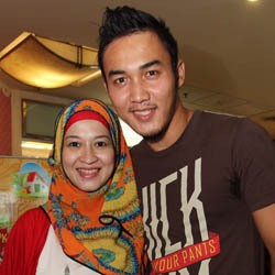 Janin Sering Menendang, Okie Agustina Merasa Anaknya Akan Jadi Pesepakbola