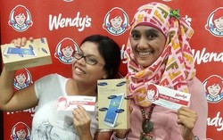 Berfoto dengan Burger Wendys, Bawa Pulang Gadget dan Voucher