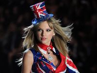 Si Cantik Taylor Swift di Fashion Show Victorias Secret