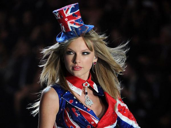 Si Cantik Taylor Swift di Fashion Show Victorias Secret