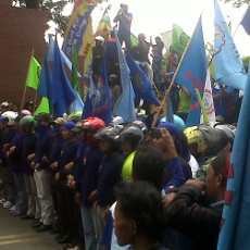 Ribuan Buruh di Mojokerto Tuntut UMK Rp 2,4 Juta