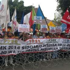 Buruh Sidoarjo Tuntut UMK 2014 Rp 2,6 Juta