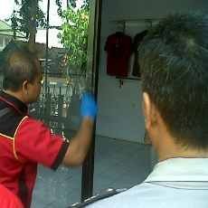 Dua Pria Berpenampilan Sporty Kuras Distro di Pasuruan