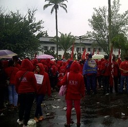 Diguyur Hujan Deras, Buruh di Jabar Tuntut UMK yang Layak