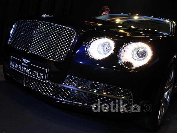 Sedan Terkuat Bentley Diluncurkan di Indonesia