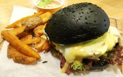 Blacklisted: Si Pekat Blacklisted Burger yang Gurih Berlelehan Keju Mozzarella