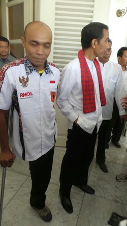 Sabar, Pemanjat Berkaki Satu Diizinkan Jokowi Taklukkan Monas