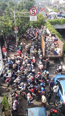 Ini Pemotor yang Lawan Arah di Dekat Stasiun Pasar Minggu dan Bikin Macet