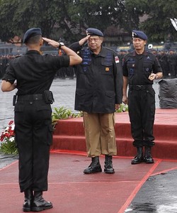 SBY Terima Anugerah Warga Kehormatan Brimob di Tengah Guyuran Hujan