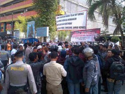 Aksi Demo Tolak Jembatan di Atas Madrasah Diwarnai Tembakan Gas Air Mata