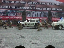 Hujan Deras Iringi Penganugerahan Warga Kehormatan Brimob untuk Presiden SBY