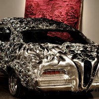 Mobil Antik Berhasil Dilelehkan Jadi Karya Seni Instalasi