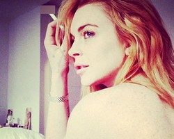 Lindsay Lohan Pamer Foto Topless di Instagram
