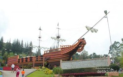 Ada Kapal Bajak Laut Terdampar di Funland Berastagi