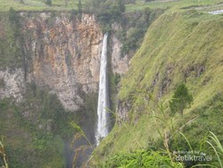 Air Terjun Sipiso-piso, Juara di Danau Toba