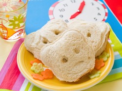 Mau Beli Camilan untuk Anak? Cermati 4 Hal Penting Ini!