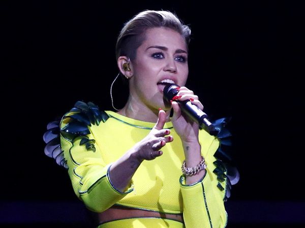 Miley Cyrus Ngejreng di Panggung Bambi Awards