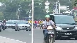 Begini Gaya Jokowi Bersepeda ke Kantor