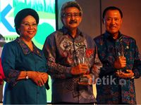Menkes Nafsiah Mboi Beri Penghargaan PHBS
