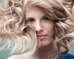 Mau Potong Rambut? 4 Hal Ini Perlu Disesuaikan Selain Bentuk Wajah